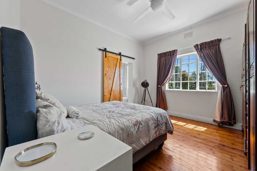 5 Bedroom Property for Sale in Green Point Western Cape